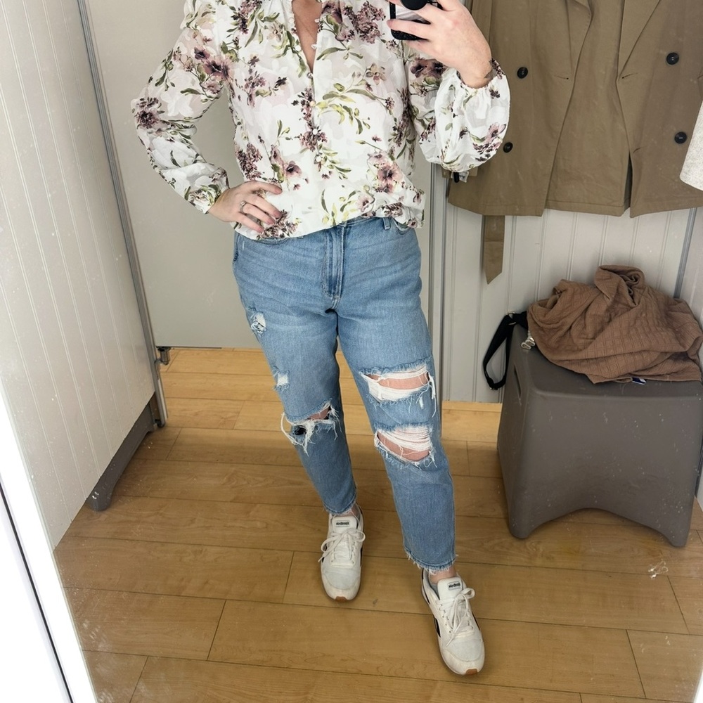 Hollister Distressed Curvy High Rise Mom Jean